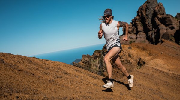 Trailrunner Timothy Olson beim Sport mit Adidas-Kleidung, die aus Plastikmüll aus den Weltmeeren hergestellt wurde.