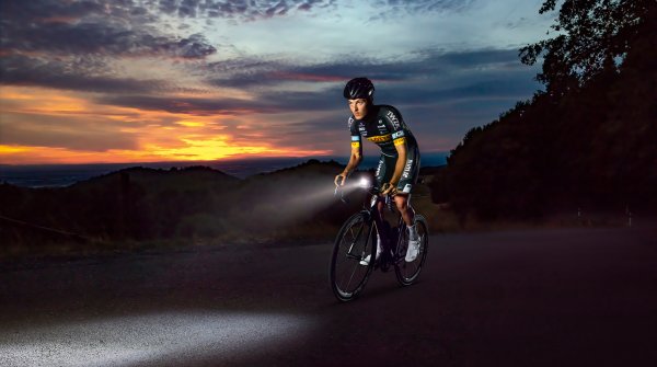 Gerade in der dunklen Jahreszeit können smarte Lichtlösungen am Fahrrad die Sicherheit erhöhen.