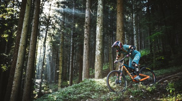 E-Mountainbiker fährt durch den Wald