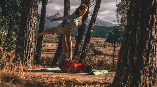 Acro Yoga verbindet Elemente aus der Akrobatik und dem Yoga.