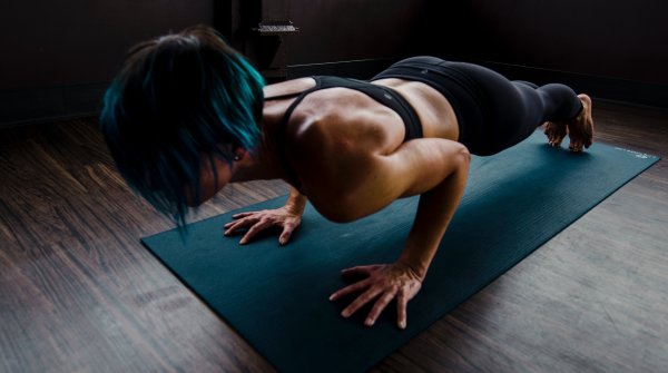 Sporty woman doing a pushup on a sports mat
