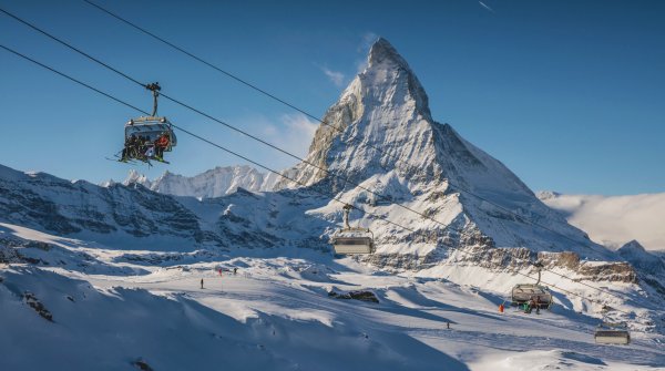 Blick auf das Matterhorn in der Schweiz im Winter.