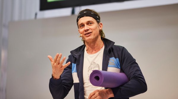 Ralf Bauer präsentiert sein Tibetisches Yoga 