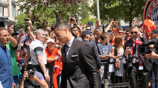 Robert Lewandowski, popular among fans and social media: Felix Loesner (right, with sunglasses) ensures that FC Bayern’s social media followers are provided with real-time information.