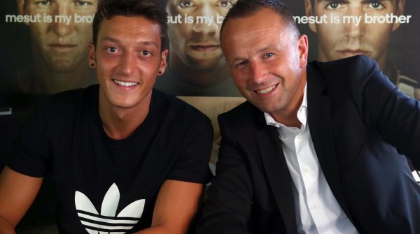  On the side of the national players: Oliver Brüggen (on the right), Adidas PR-head, with Mesut Özil, at that time still in Madrid announcing his adidas partnership.
