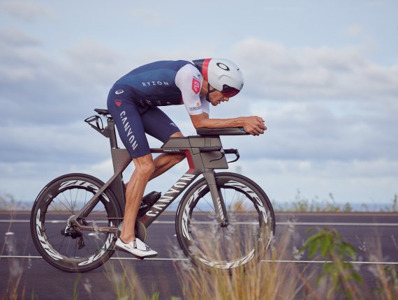 Triathlete Jan Frodeno on the bike course in Hawaii 2019