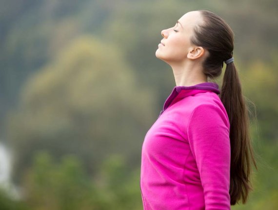 Sport und Bewegung helfen gegen Stress und führen langfristig zu mehr Entspannung und einem ruhigeren Lebensstil.