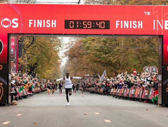 Historischer Zieleinlauf: Eliud Kipchoge lief als erster Mensch einen Marathon unter zwei Stunden.