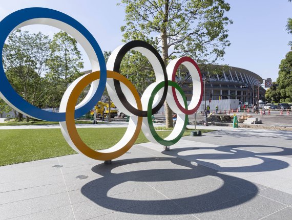 Die olympischen Ringe vor dem neuen Nationalstadion in Tokio - eine der Sportstätten der Olympischen Spiele.