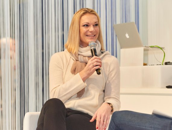 Olympiasiegerin Maria Höfl-Riesch stellt auf der ISPO MUNICH ihr neues Buch vor. 