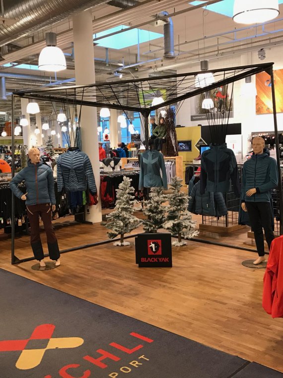 Bächli-Bergsport sells the new clothing range from BLACKYAK too. Bächli runs stores in ten swiss cities. 