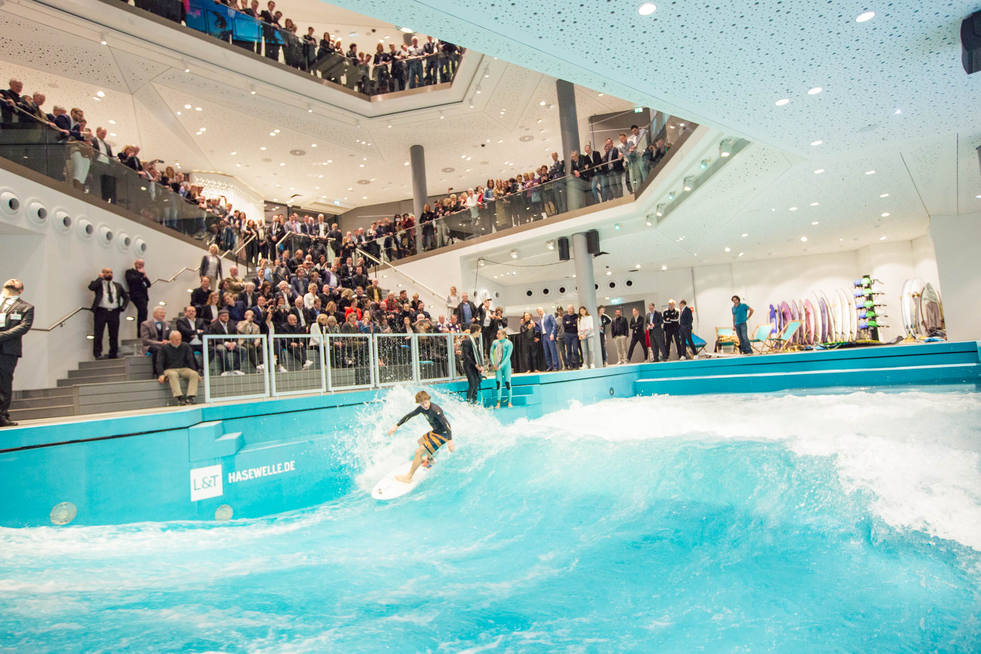 L T In Osnabruck Sportkaufhaus Mit Surf Welle