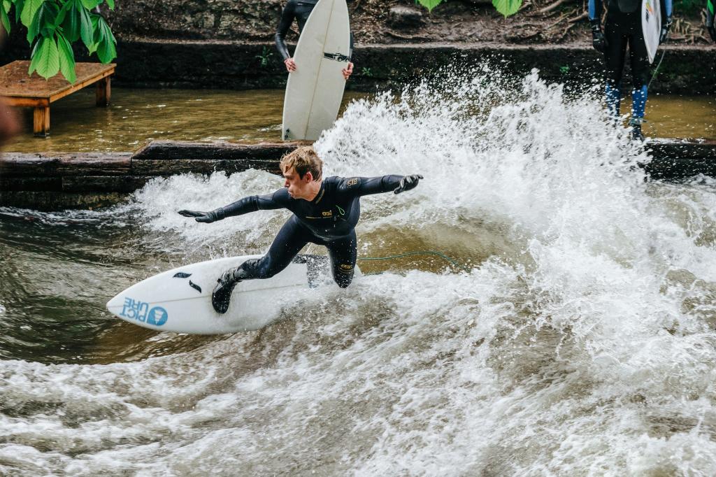 Beach vibes in front of concrete: how fake waves attract the surfing community