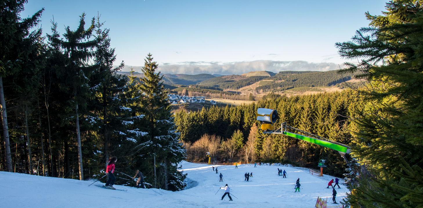 Schnee nur auf den Pisten: Ein mittlerweile bekanntes Bild aus vielen Skigebieten. Schnee nur auf den Pisten: Ein mittlerweile bekanntes Bild aus vielen Skigebieten.