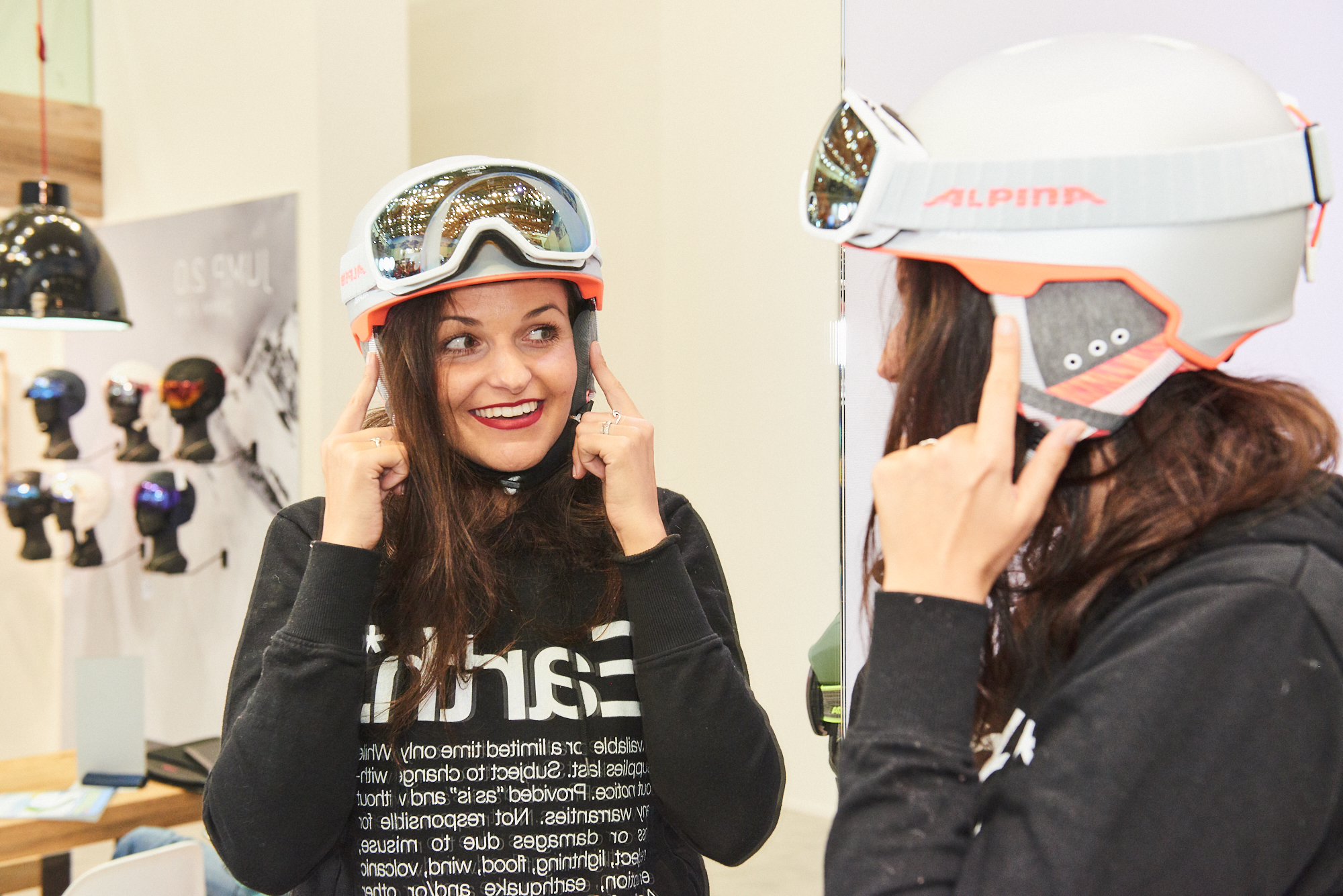 Maggy Kalus mit einem Skihelm Maggy Kalus mit einem Skihelm