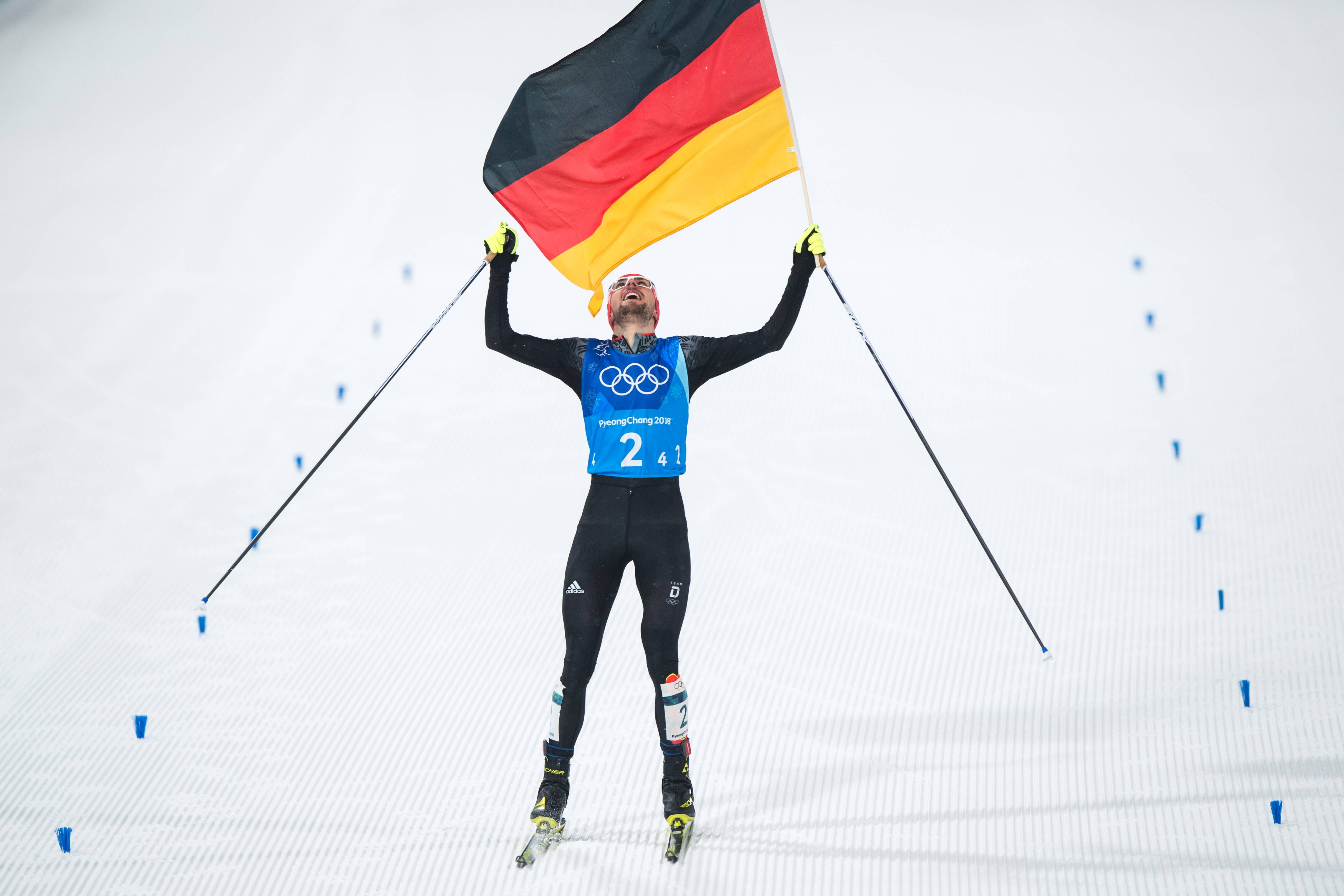 Quelle: Imago Mehr als eine Minute Vorsprung im Ziel: Johannes Rydzek genießt seine zweite Gold-Fahrt, diesmal mit dem Team