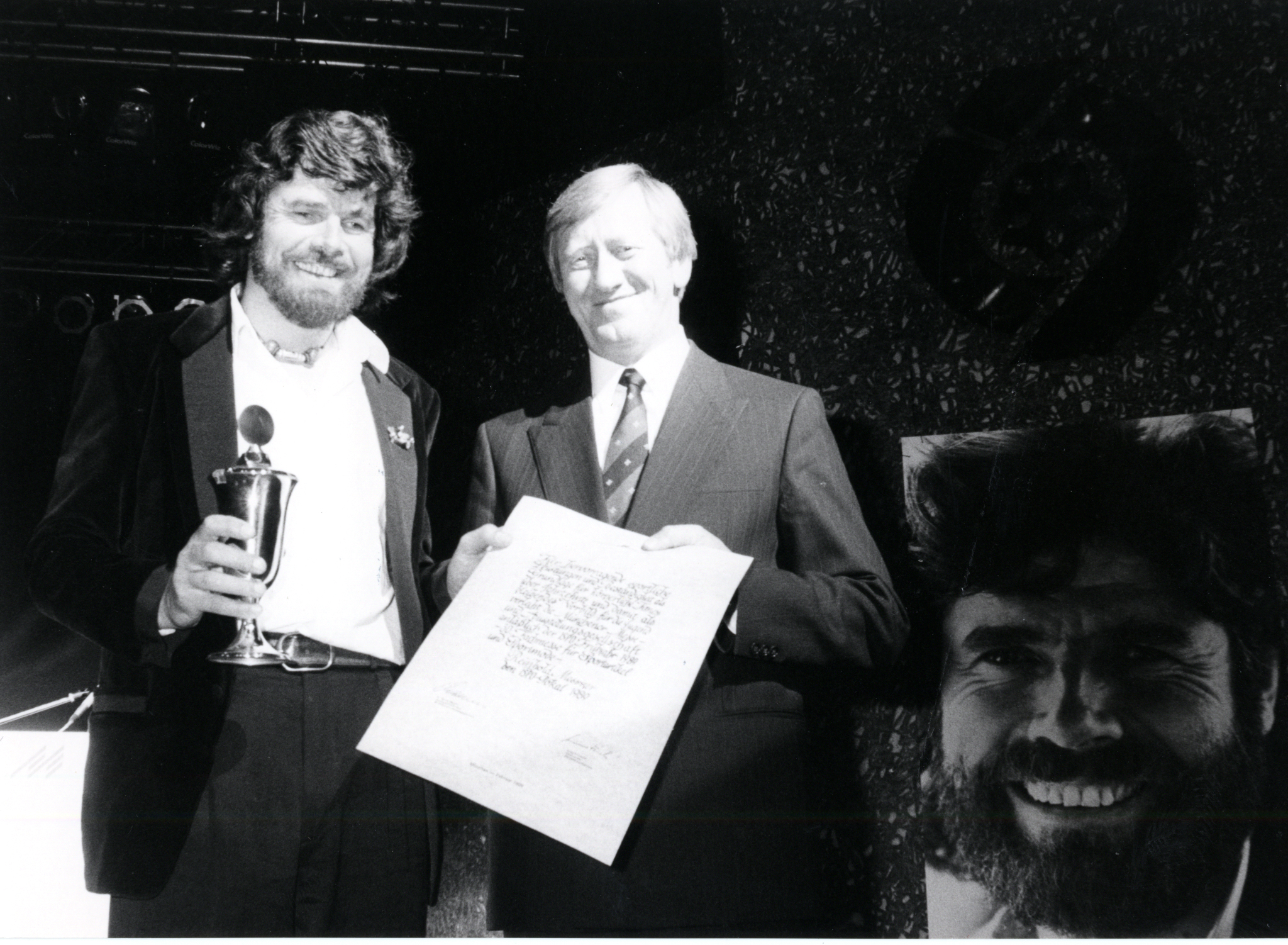 Reinhold Messer mit dem ISPO Pokal Reinhold Messner (l.) bekam 1989 den ISPO Pokal vom damaligen Staatsminister Hans Zehetmair übergeben.