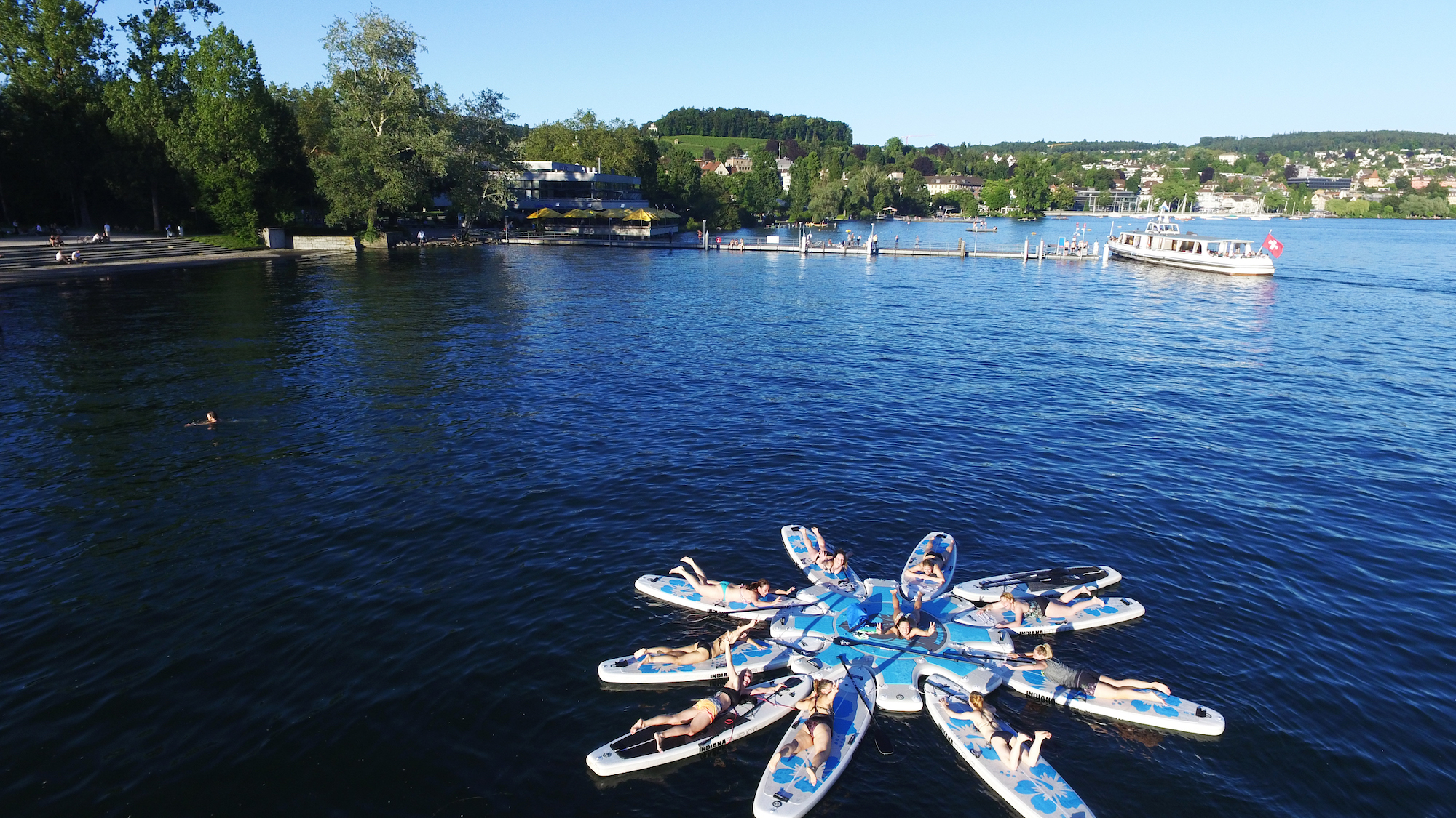 Credit: Indiana SUP: Auf der Yoga-Insel treffen sich die Paddler.
