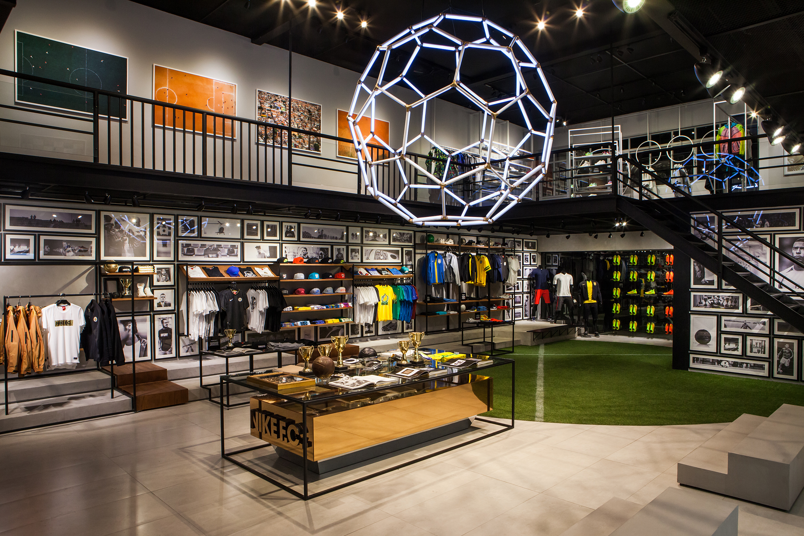 Sport shopping 2. Pop-up Store Nike. Необычные магазины. Интерьер спортивного магазина. Интерьер футбольного магазина.