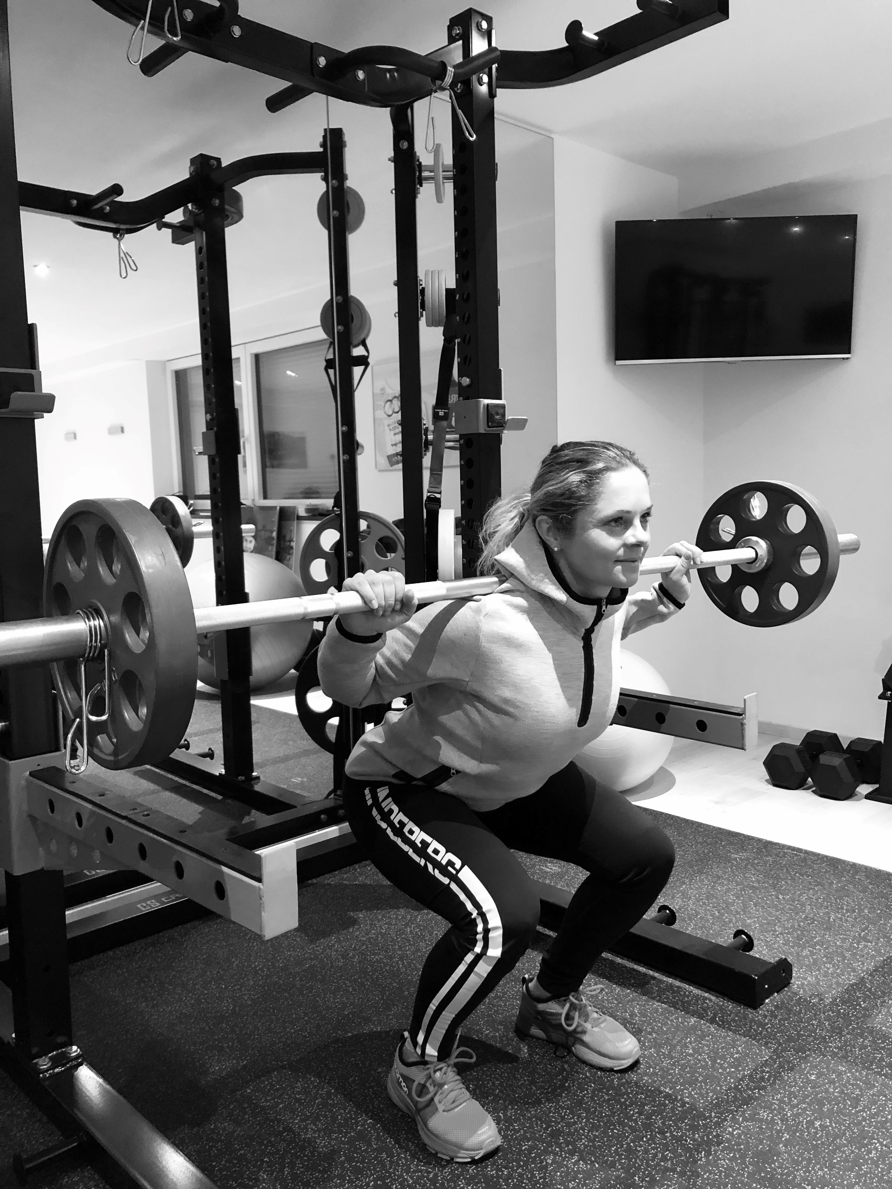 Credit: Sandra Lahnsteiner Perfect for strong legs: knee bends with weight. It is the central exercise in skiing par excellence. And you can perform them anywhere.