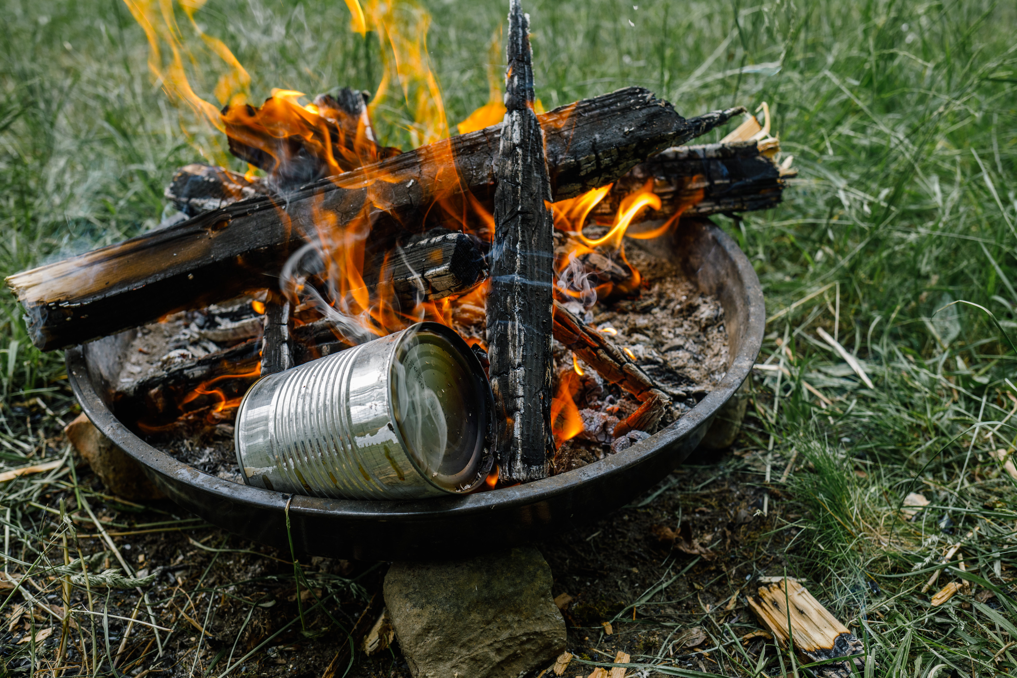 Nachdem die Dose verschlossen ist: ab ins Feuer Nachdem die Dose verschlossen ist: ab ins Feuer
