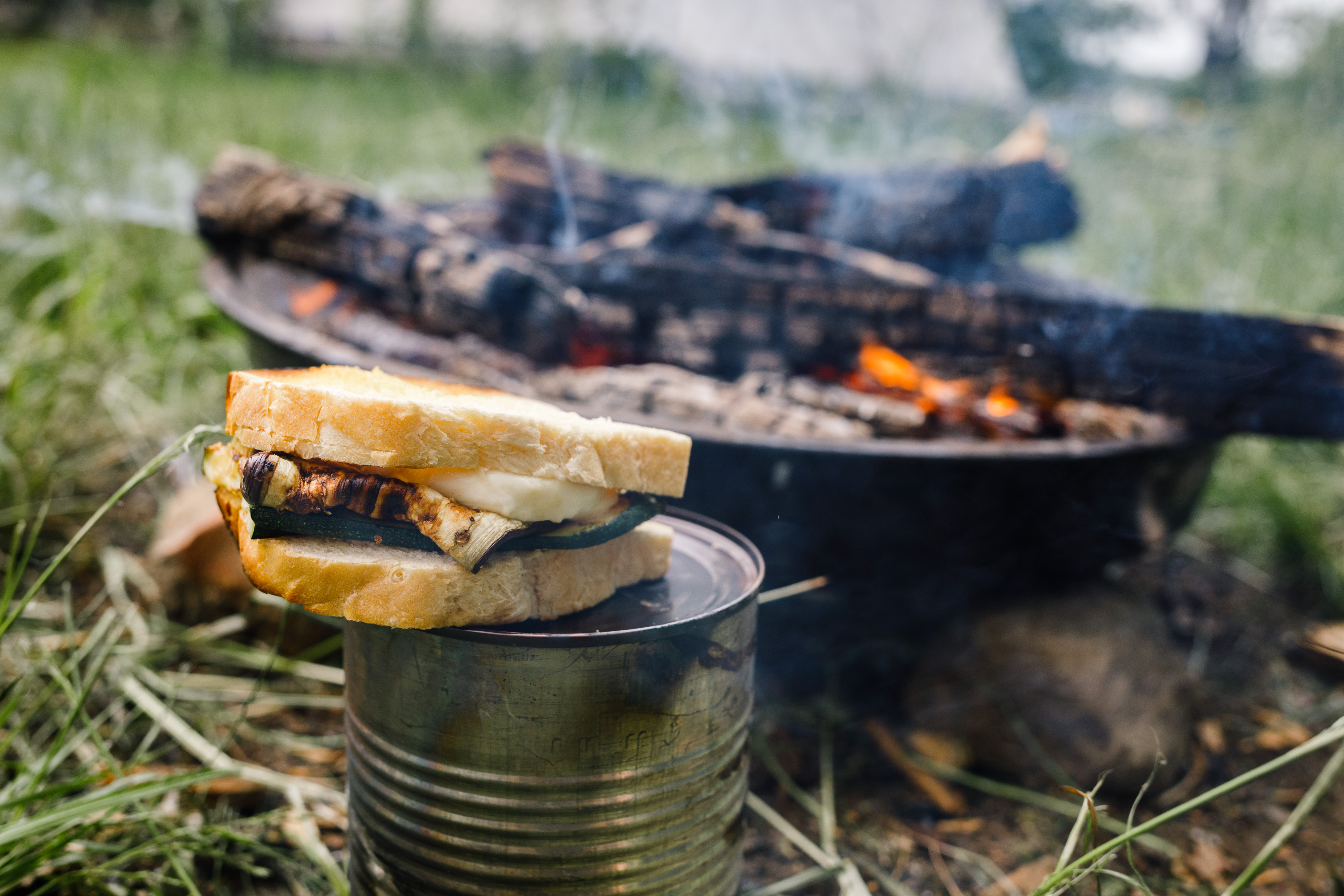 Gegrilltes Gemüse, geschmolzener Mozzarella: Das Hobo-Sandwich aus der Draußen-Küche Gegrilltes Gemüse, geschmolzener Mozzarella: Das Hobo-Sandwich aus der Draußen-Küche