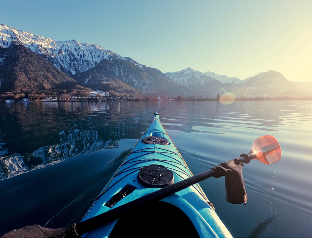 Kajak auf See Kajak fahren in der Abendämmerung auf einem See