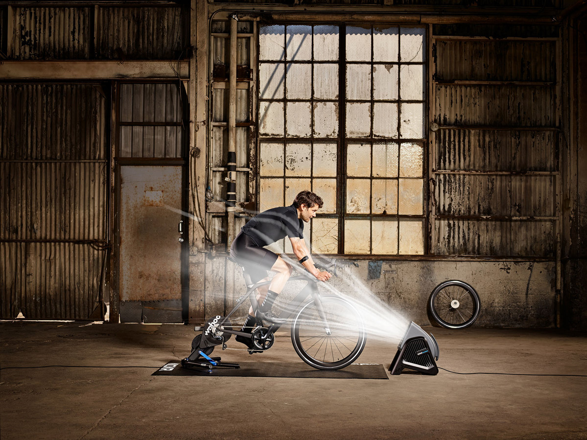 Wahoo KICKR Rollentrainer mit HEADWIND Sportler auf Wahoo KICKR Rollentrainer mit Headwind