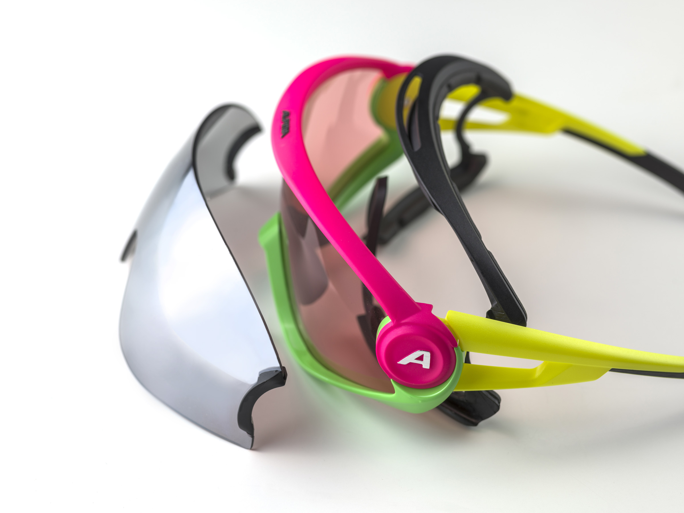 The 5W1NG can be adapted to all kinds of outdoor conditions thanks to its foam padding, additional magnetic lens and adjustable temples and nose pads. The 5W1NG can be adapted to all kinds of outdoor conditions thanks to its foam padding, additional magnetic lens and adjustable temples and nose pads.