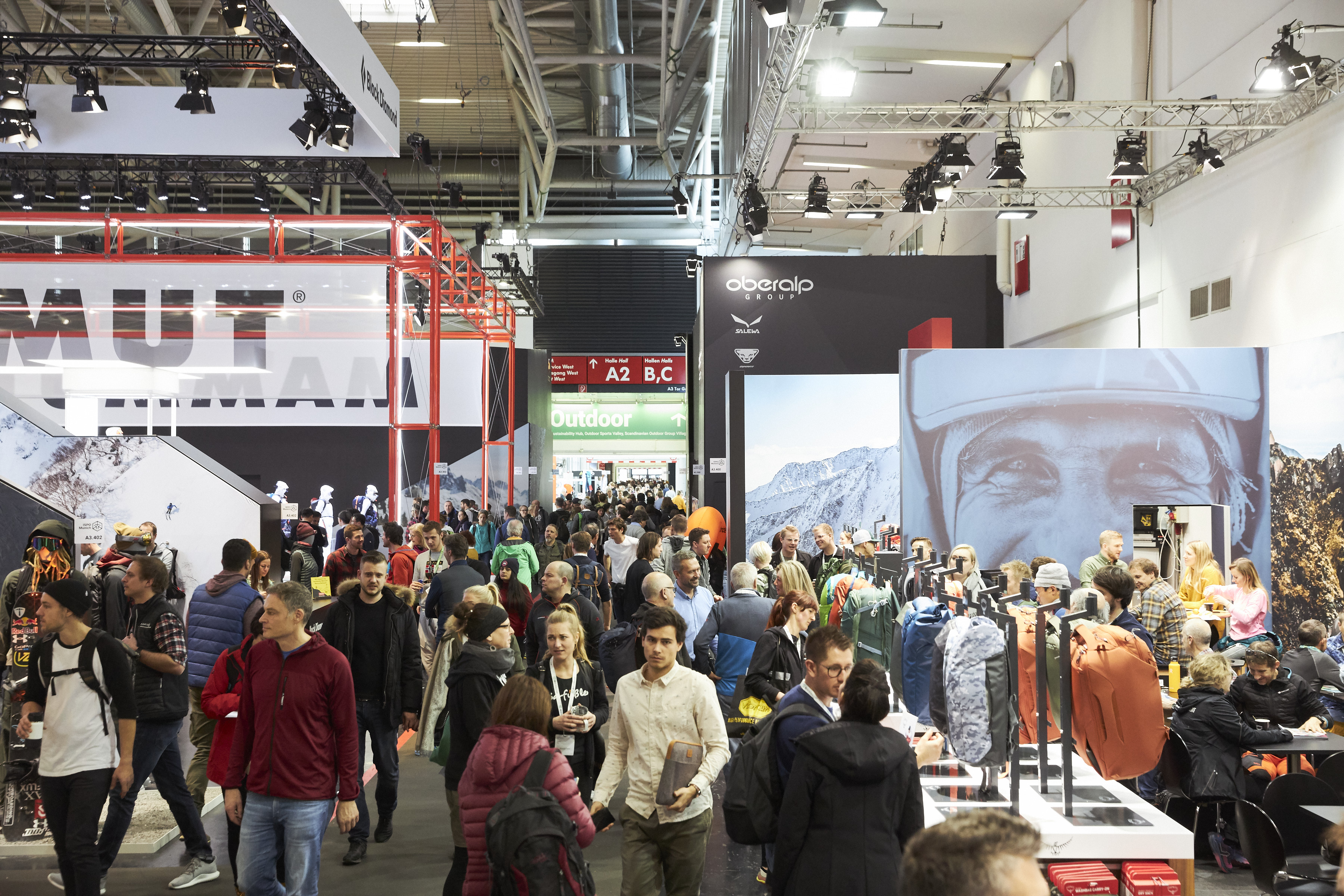 Volle Hallen mit vielen Besuchern am ersten Tag der ISPO Munich 2020 Volle Hallen mit vielen Besuchern am ersten Tag der ISPO Munich 2020
