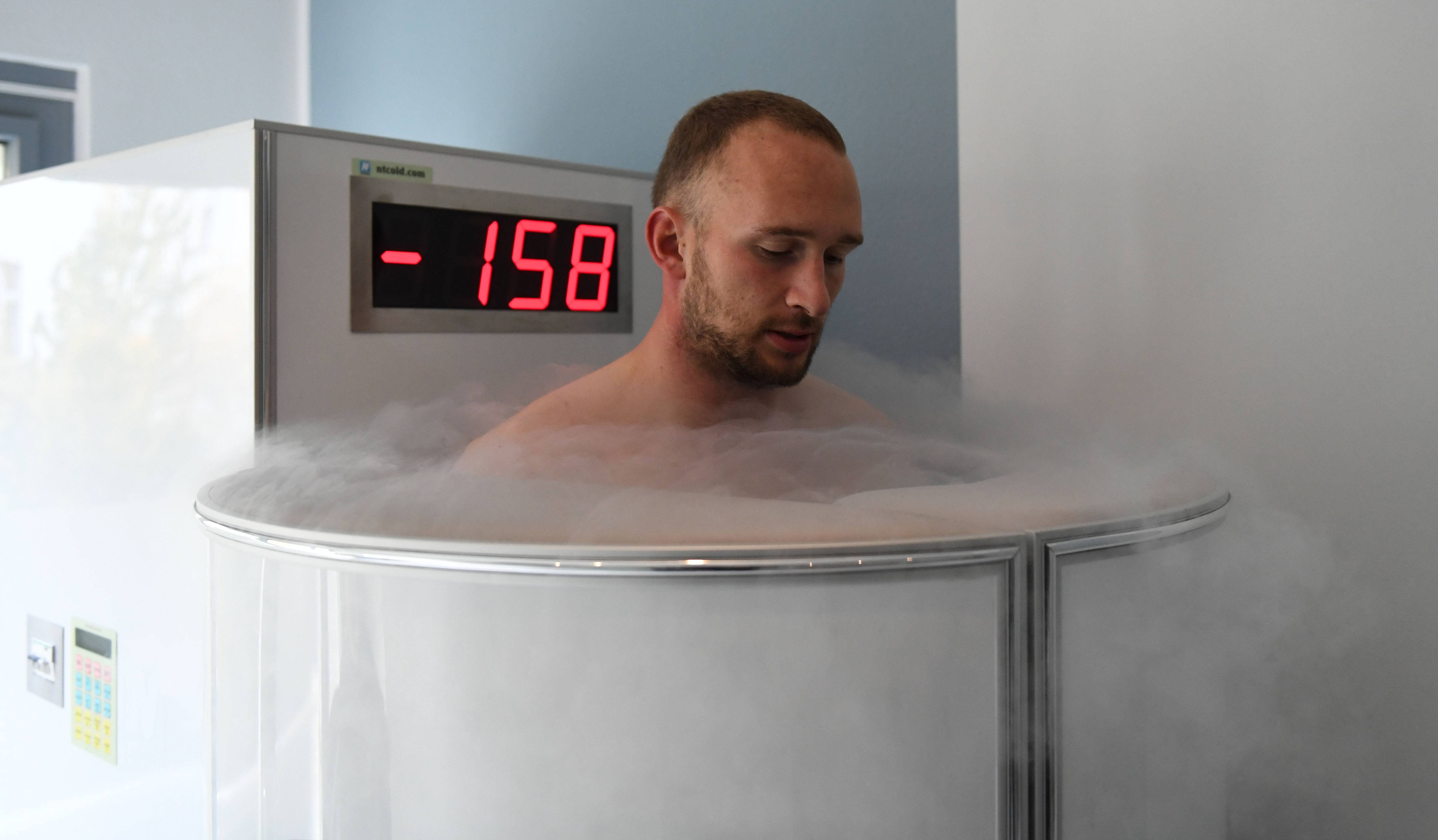 Der Körper wird zwei bis drei Minuten lang Temperaturen von bis zu minus 150 Grad Celsius ausgesetzt. Schnelle Regeneration und ein anhaltendes Frischegefühl sind die Folge. Der Körper wird zwei bis drei Minuten lang Temperaturen von bis zu minus 150 Grad Celsius ausgesetzt. Schnelle Regeneration und ein anhaltendes Frischegefühl sind die Folge.