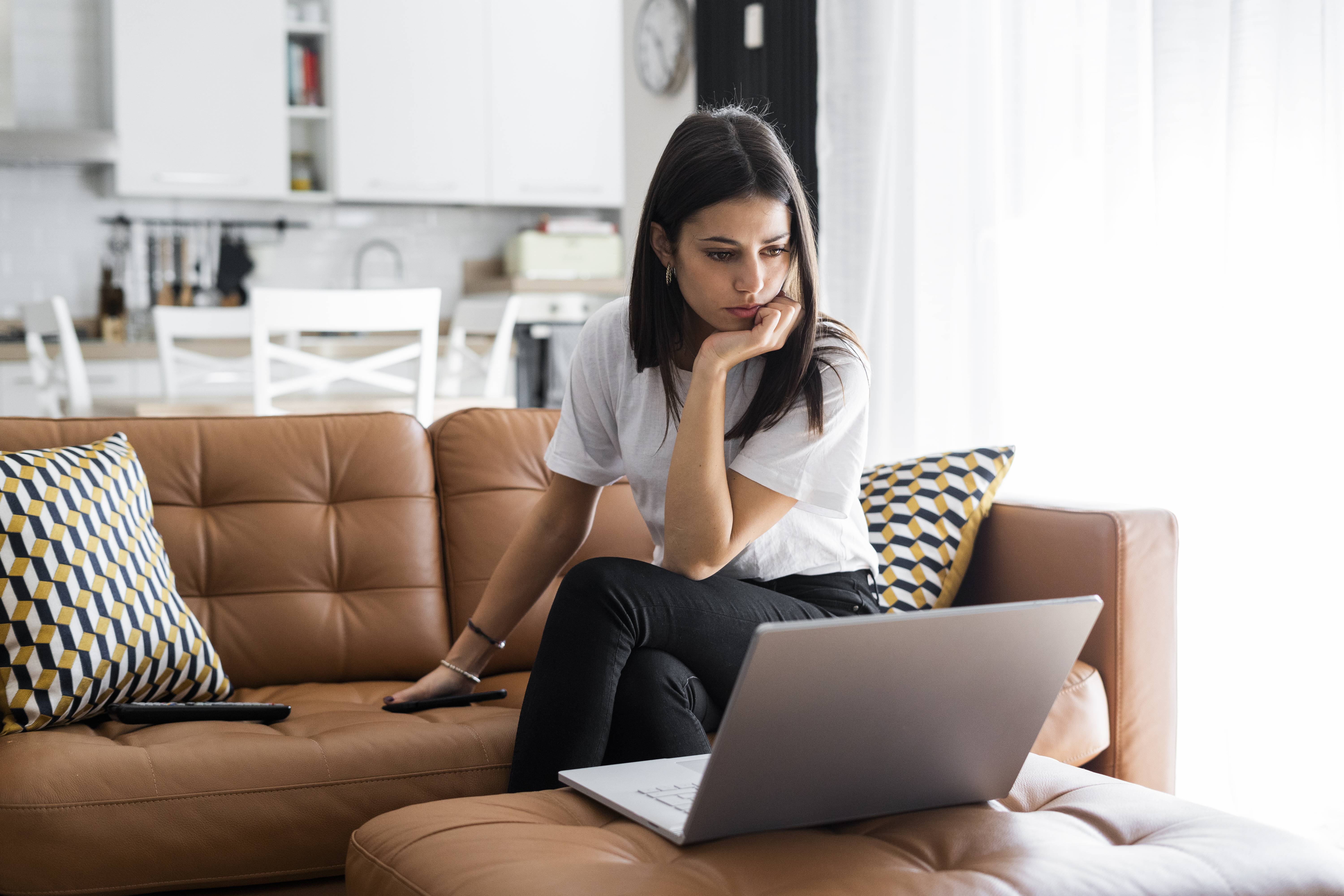 Ungesund: Home Office auf der Couch belastet den Rücken und erschwert das konzentrierte Arbeiten. Ungesund: Home Office auf der Couch belastet den Rücken und erschwert das konzentrierte Arbeiten.