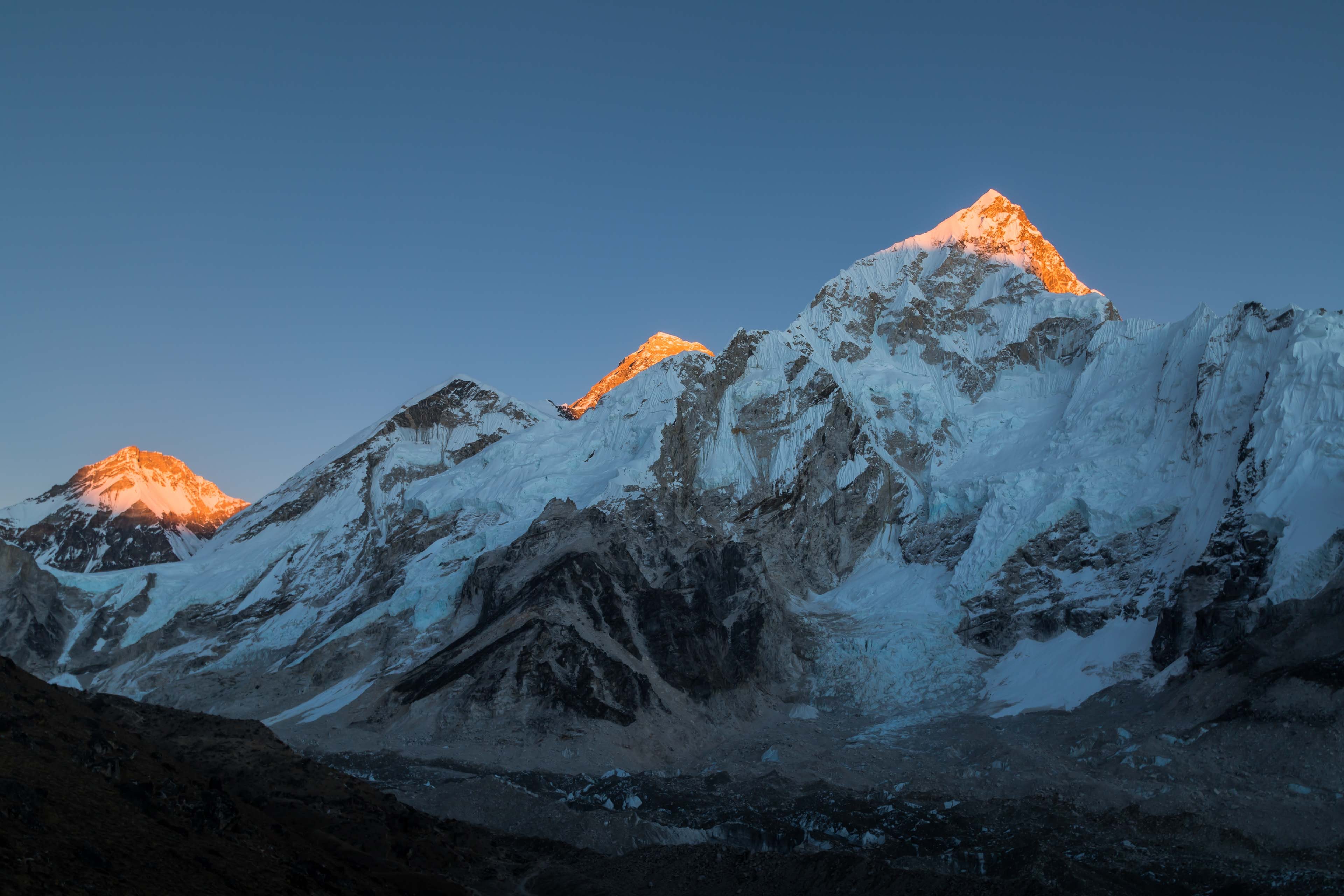 Высота эвереста высочайшая. Гора Эверест(Джомолунгма). Гималаи Эверест. Гималаи и Эверест высота. Непал Джомолунгма.