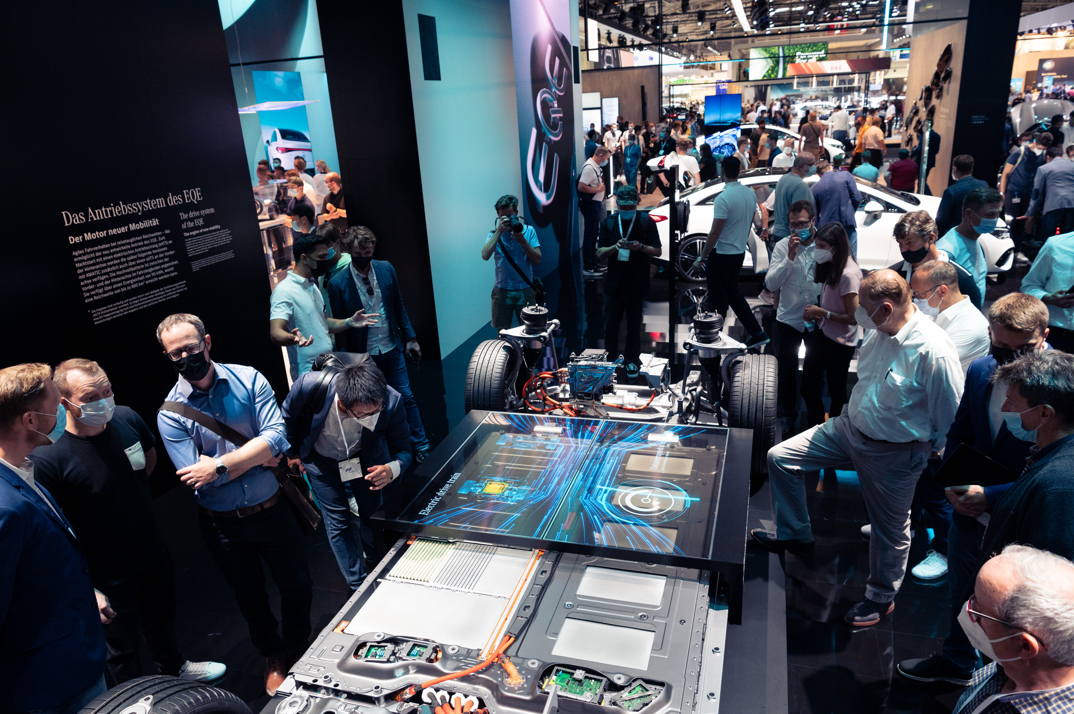 Besucher am Mercedes-Stand der IAA Mobility 2021 Besucher am Mercedes-Stand der IAA Mobility 2021