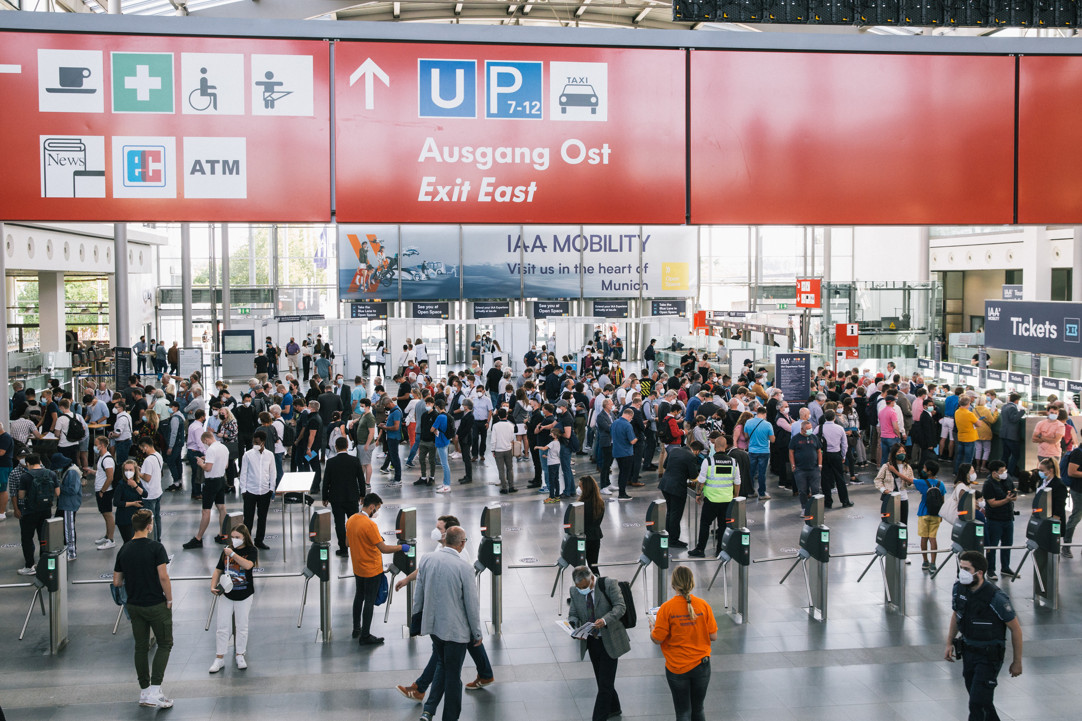Eingang zur IAA Mobility 2021 Während der IAA Mobility 2021 waren bis zu 50.000 Besucher gleichzeitig auf dem Messegelände zugelassen.
