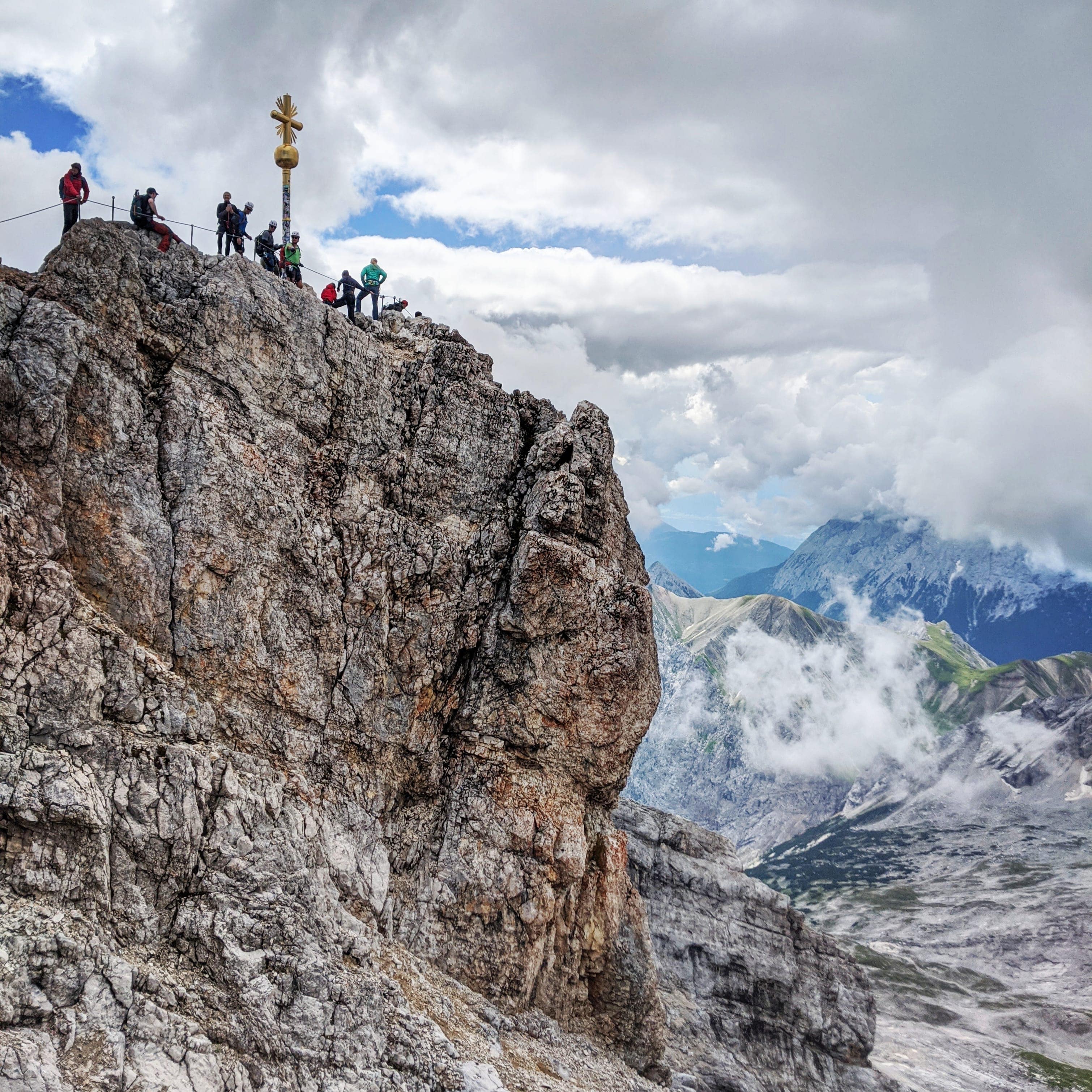 Für viele Wanderrouten empfiehlt es sich, Wanderstöcke mitzunehmen.