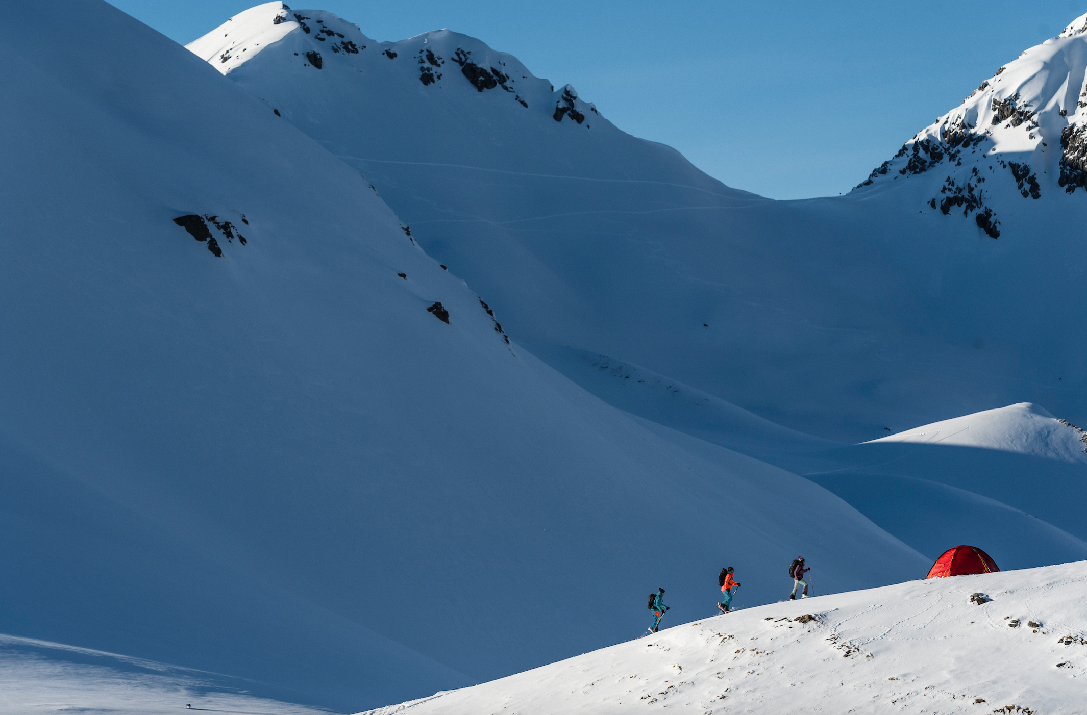 Ein Highlight der neuen Kollektion ist der Launch der Arctic Discovery Linie, die arktischen Temperaturen standhält. Ausblick auf Schneeberge