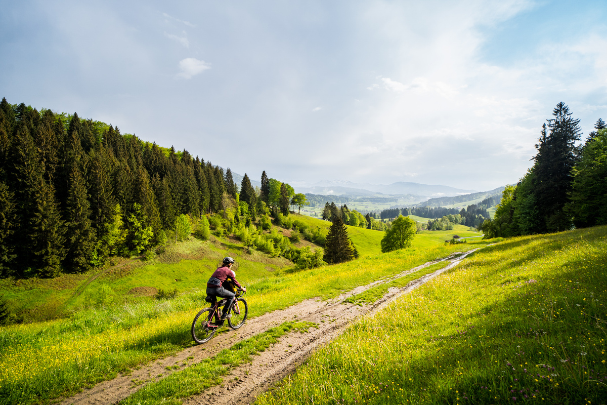 Profi-Bikerin Ines Thoma auf einer Tour mit Tochter Romy durchs Allgäu Profi-Bikerin Ines Thoma auf einer Tour mit Tochter Romy durchs Allgäu