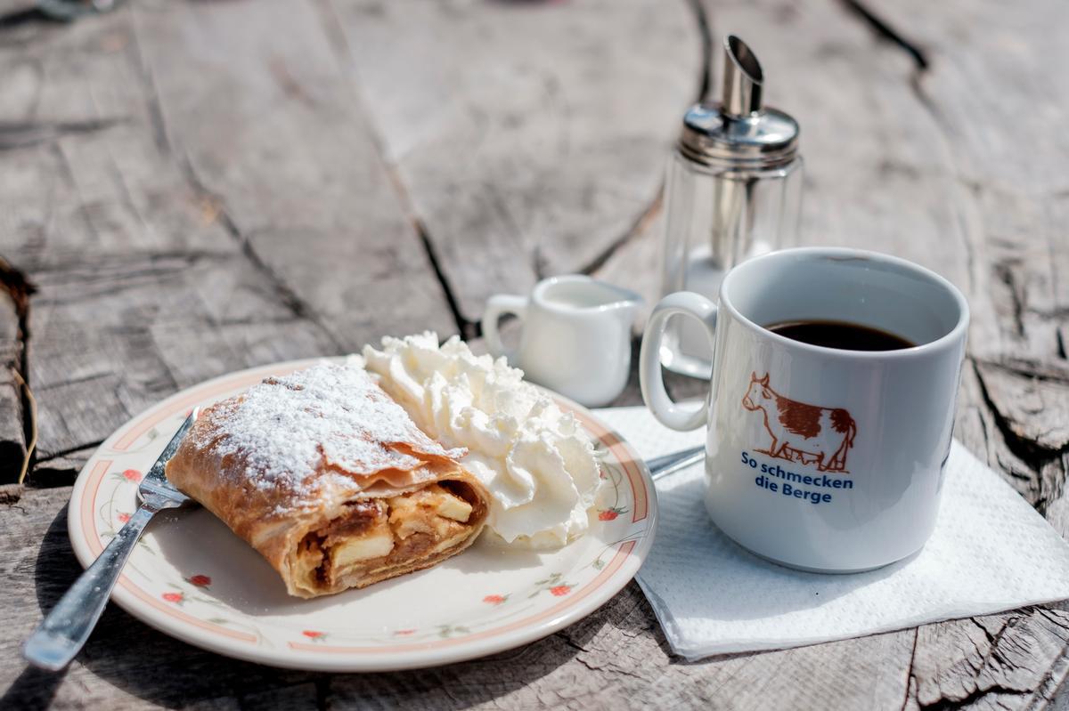 Etwas Leckeres für zwischendurch: Eine Tasse Kaffee und Apfelstrudel Eine Tasse Kaffee und Apfelstrudel
