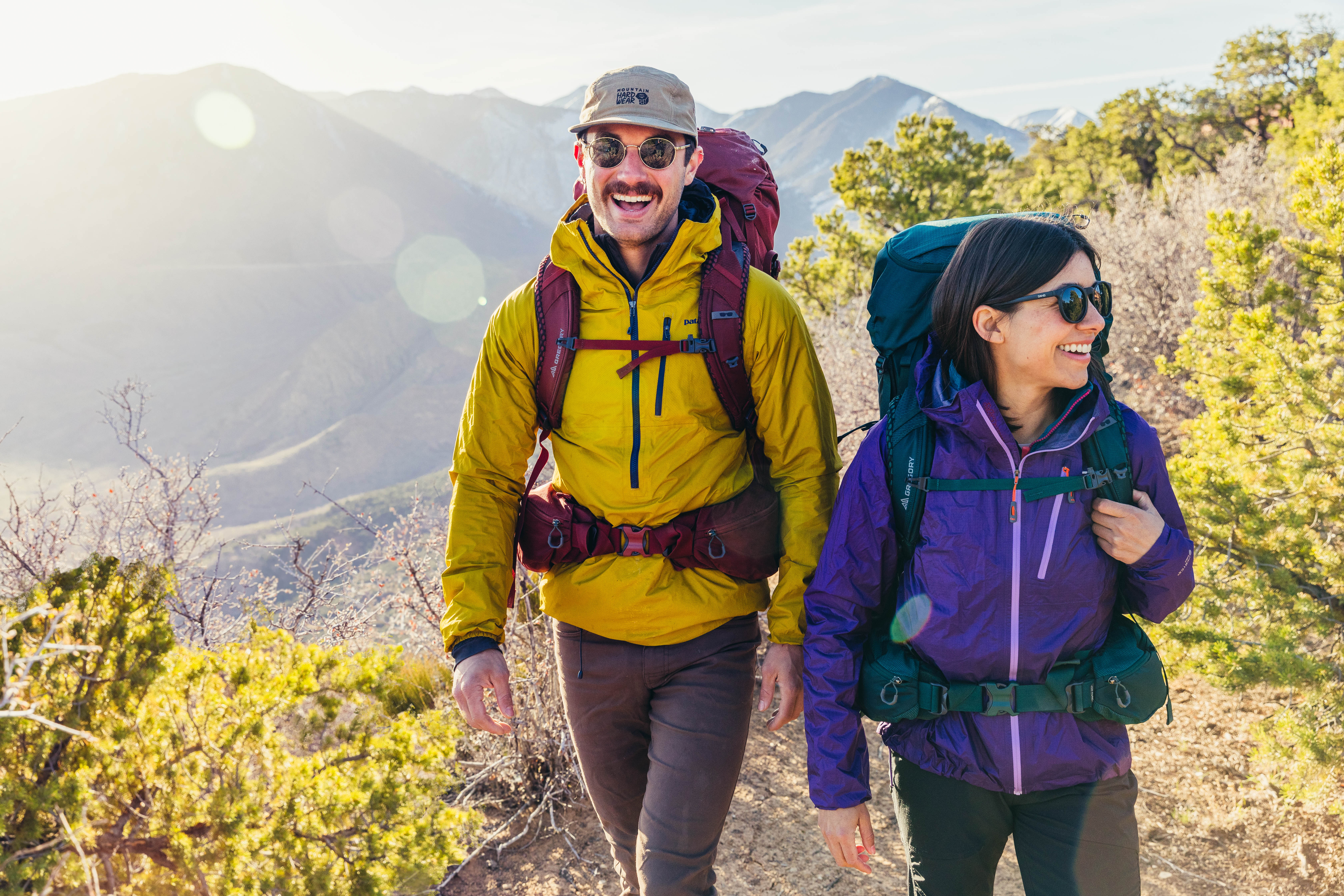 Wandern im Sonnenschein Zwei Erwachsene wandern im Sonnenschein