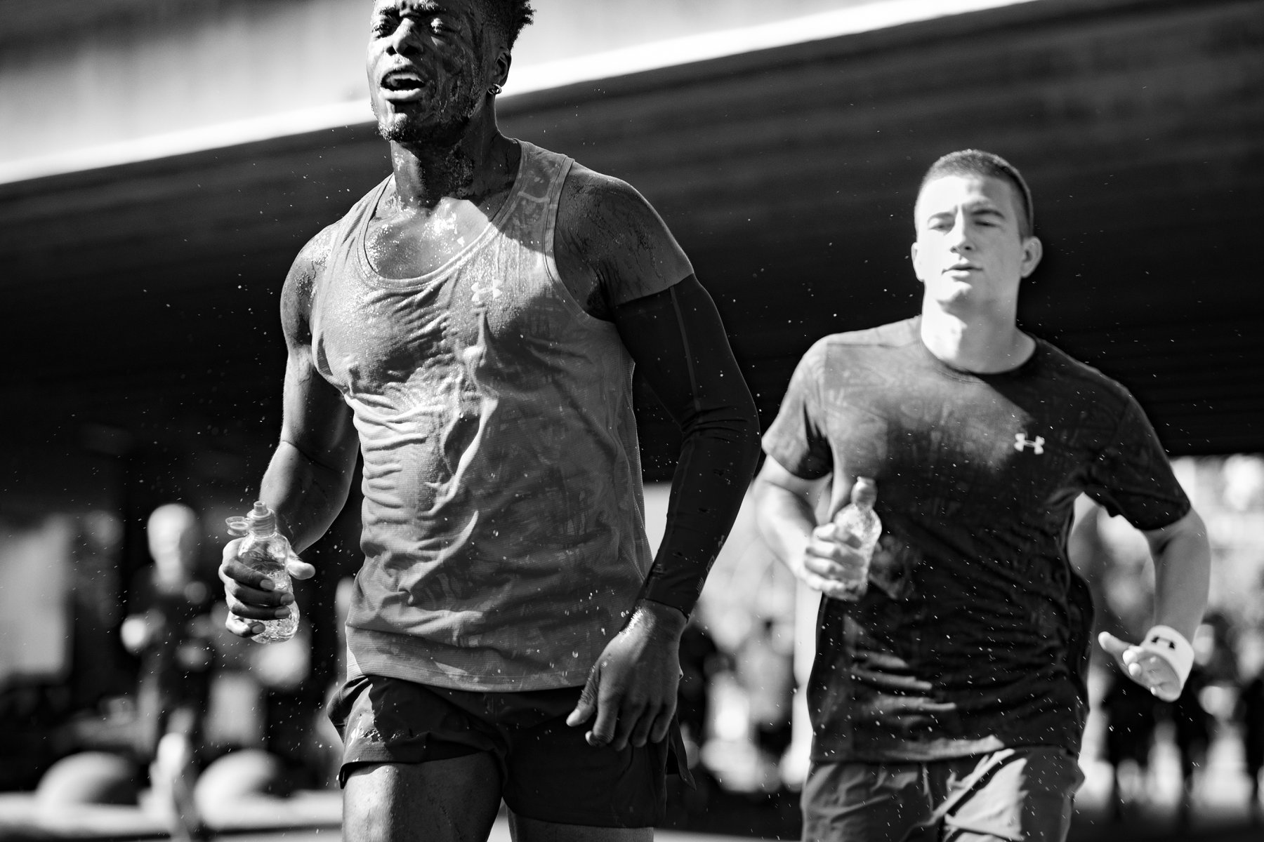 Kampagne für Under Armour HOVR Zwei Männer laufen bei einem Marathon