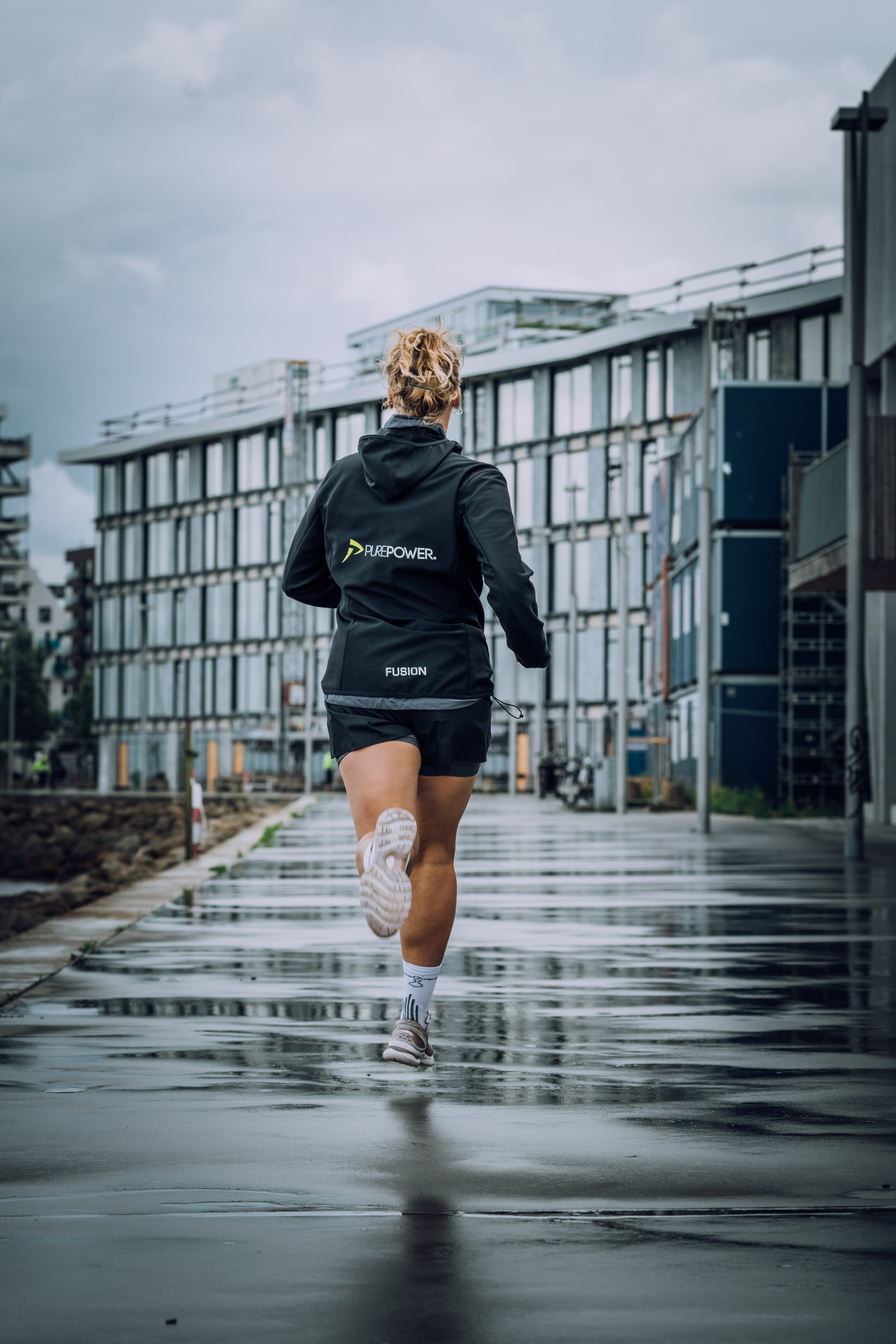 Exercices De Sport En Plein Air, Des Idées De Tenue Sportive. Femme Portant  Des Vêtements De Sport Chauds Courir Jogging À L'extérieur Pendant L'hiver.  Banque D'Images et Photos Libres De Droits. Image