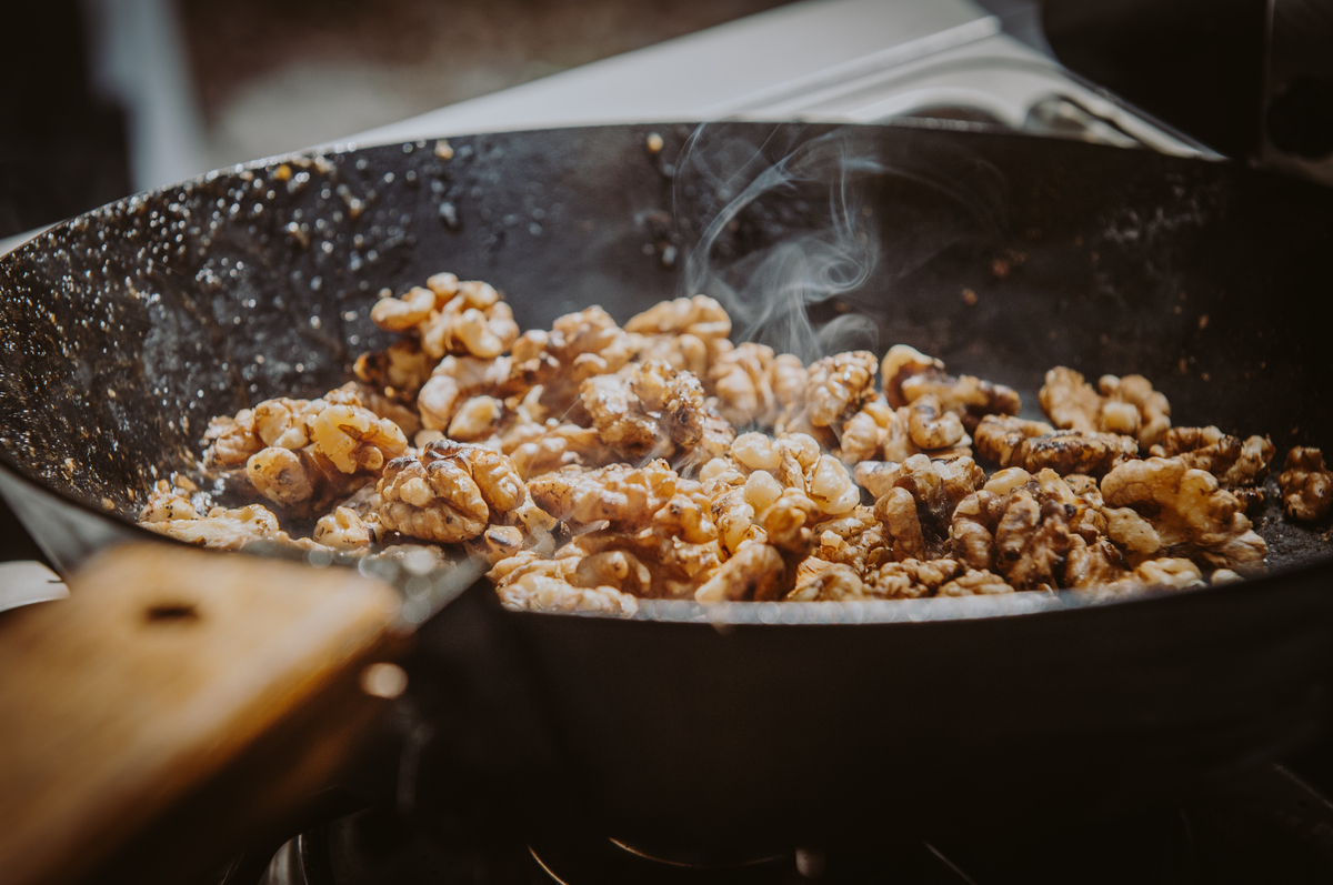 Rezepte fürs Camping: Karamellisierter Apfel mit Käse und Walnüssen ...