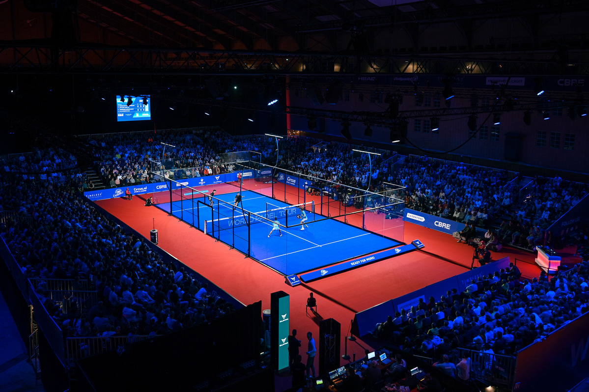 Homme Actif En Vêtements De Sport Avec Raquette à La Main Prenant Le Ballon  Tout En Jouant Au Padel Sur L'aire De Jeux Le Jour D'été Ensoleillé