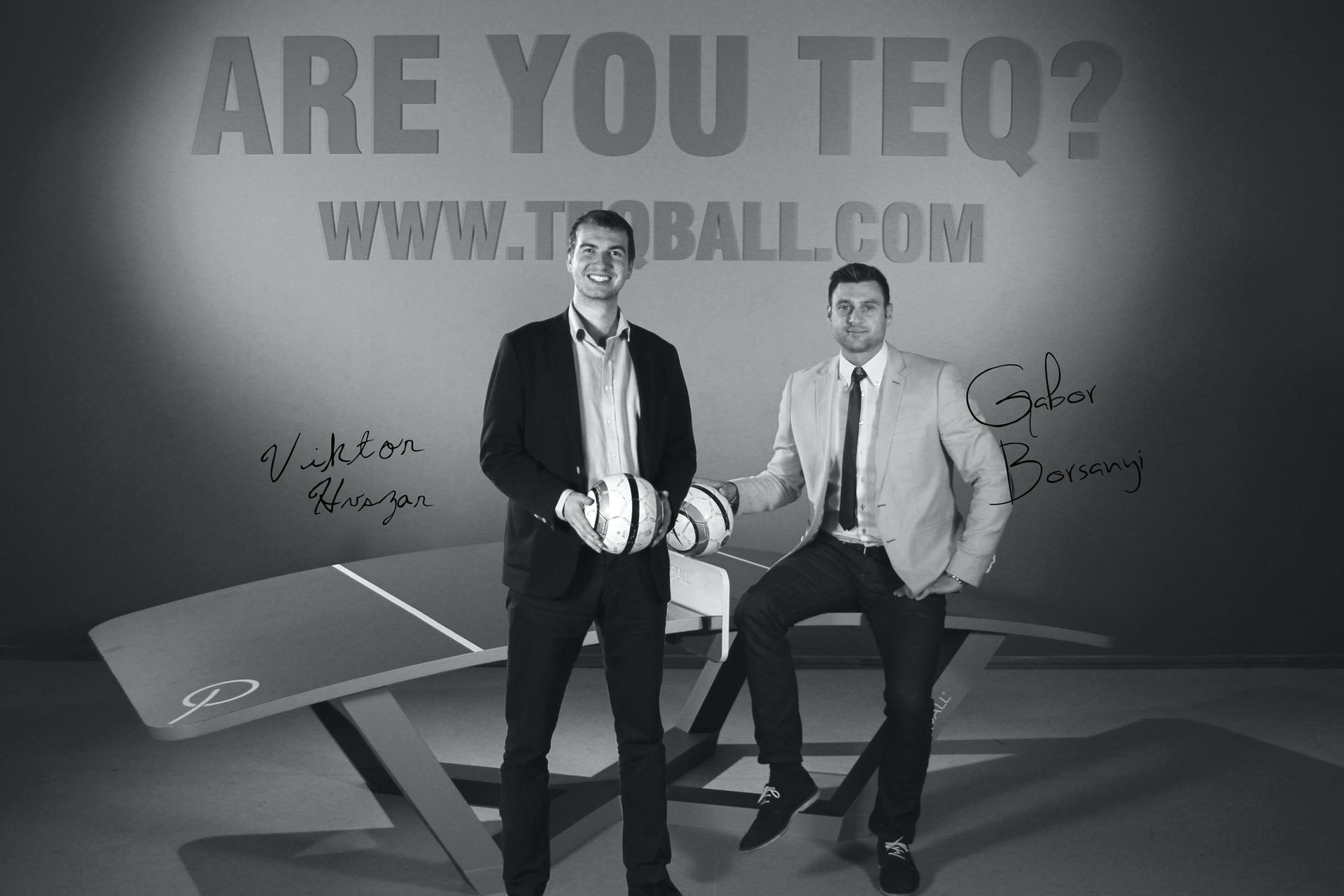 mb-151127-teqball-Viktor_Gabor_BW Teqball-Erfinder vor ihrem Spielgerät.