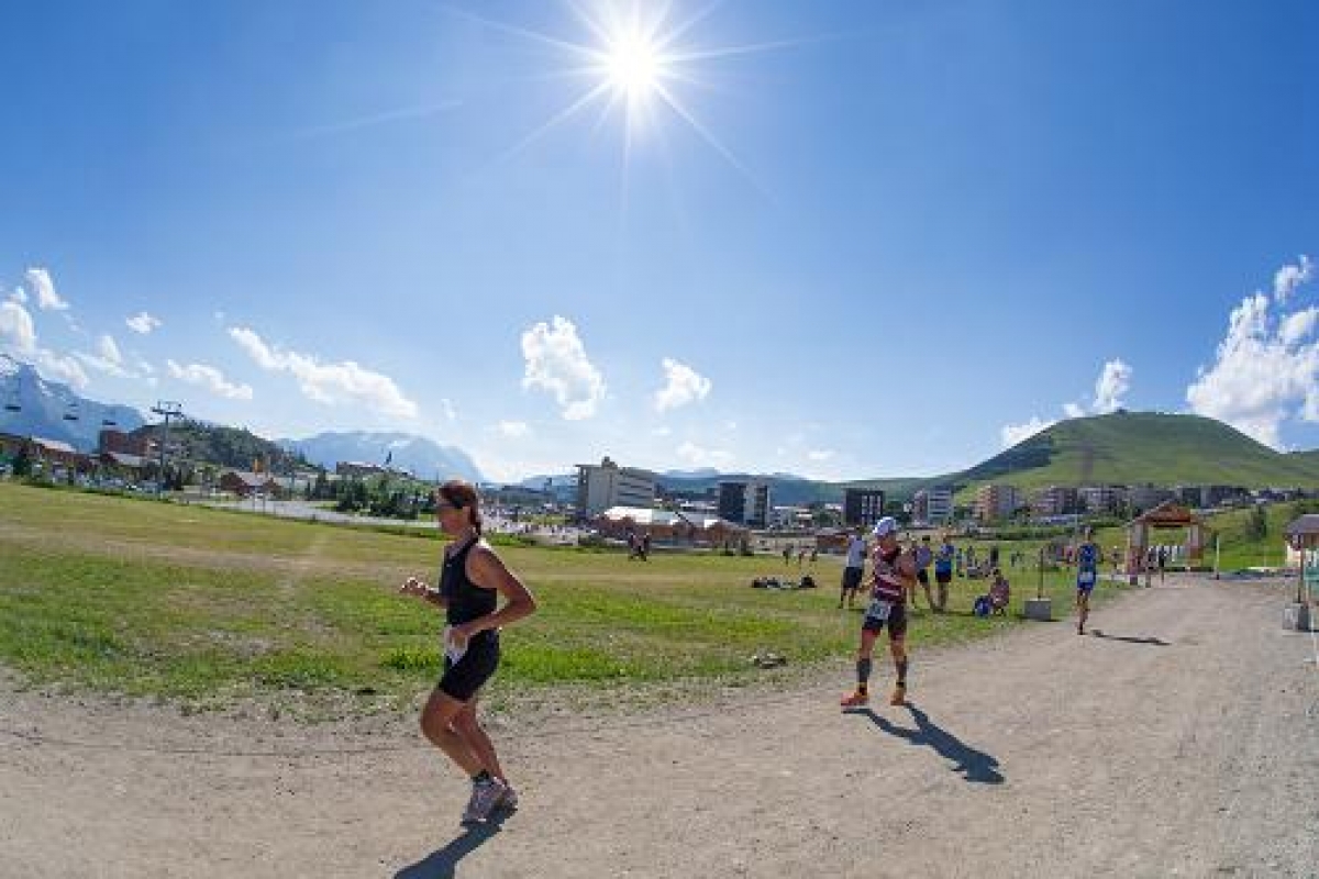 mb-151127-Top-5-Triathlons-Alp-Huez Läufer bei strahlendem Sonnenschein beim Triathlon Alpe d'Huez.