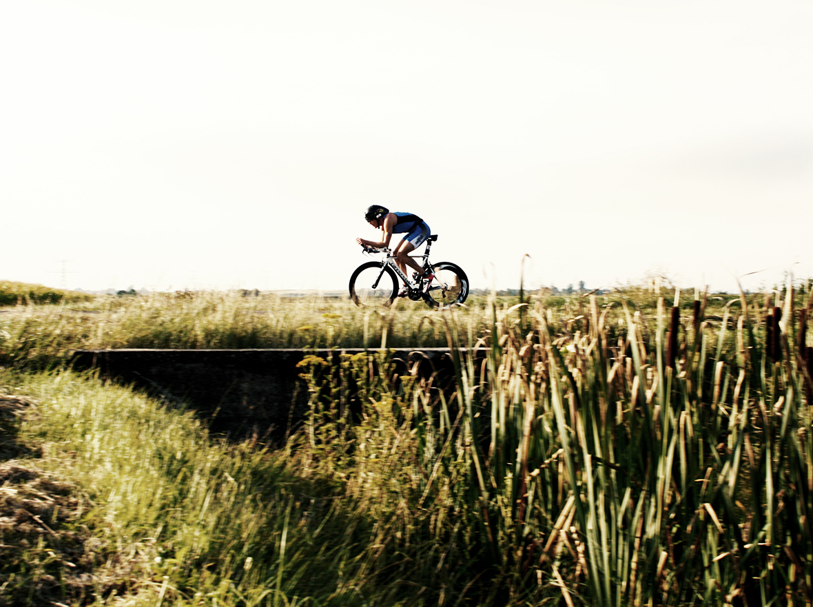 mb-151127-Top-5-Triathlon-Vichy Aus einem Kornfeld aufgenommener Teilnehmer während der Rennrad-Etappe.