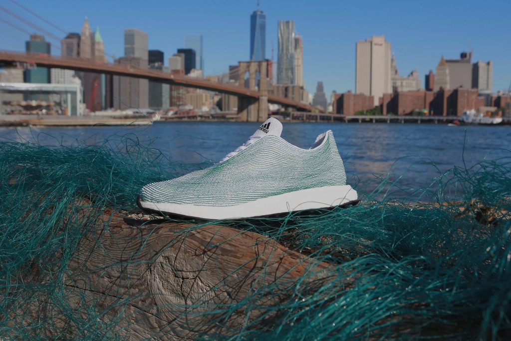 Saliente Almeja paso Ein Adidas-Schuh aus Ozeanmüll