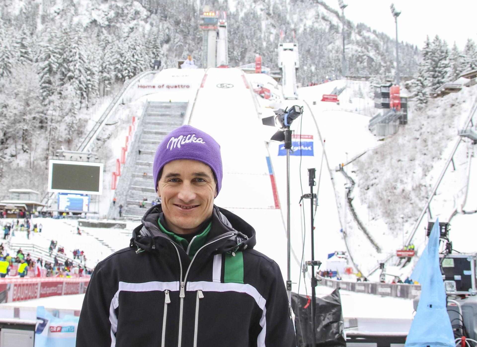 mb-Schmitt_Vierschanzen Schmitt vor der Skisprungschanze in Oberstorf