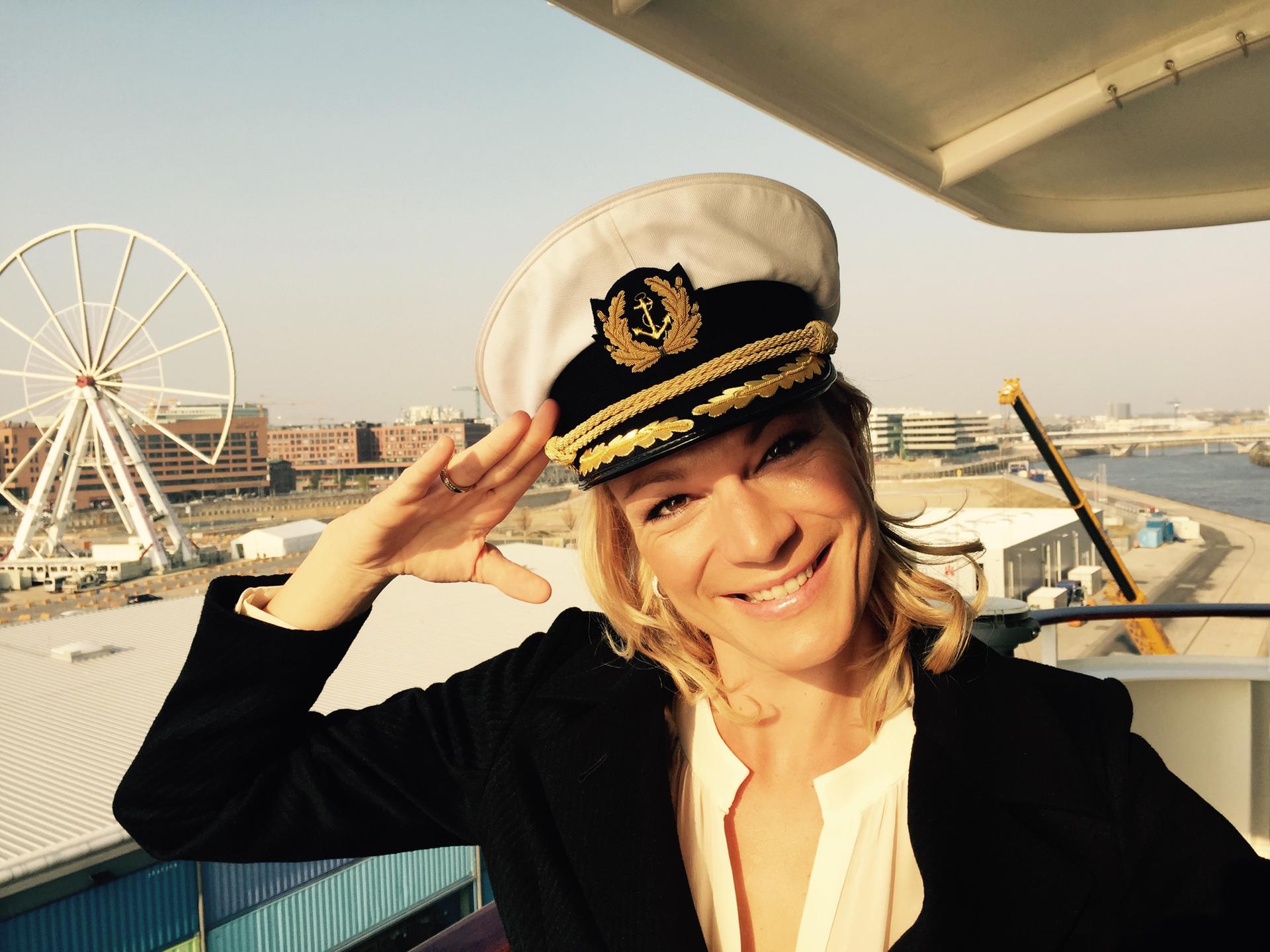 mb-Maria-Riesch-Kapitaensmuetze Volle Fahrt voraus: Maria Höfl-Riesch treibt ihre Karriere nach der Karriere unter anderem mit einem Fitnessprogramm auf dem Kreuzfahrtschiff MS Europa 2 voran.